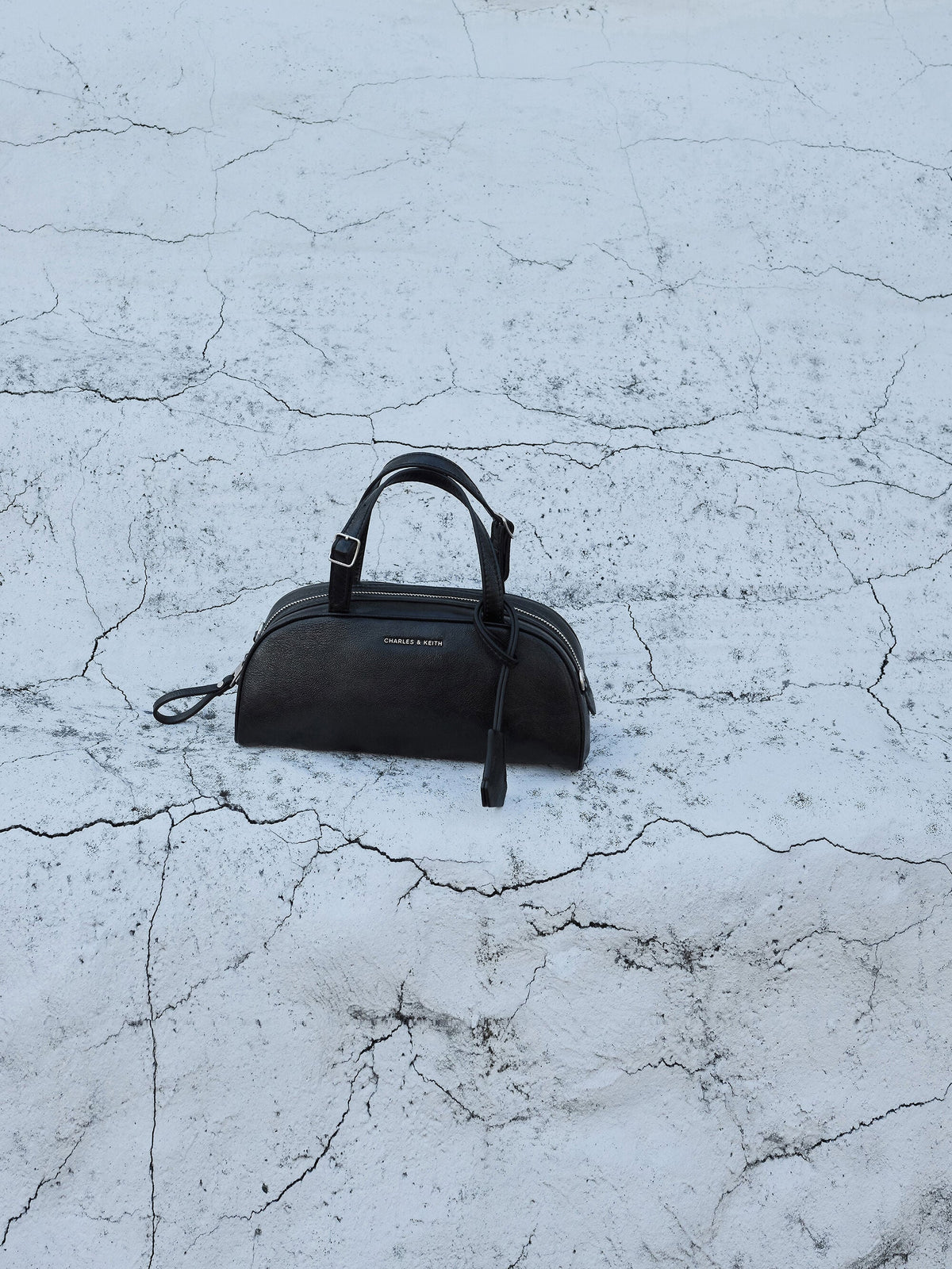 CHARLES & KEITH Trending | Vega Elongated Bowling Bag - Noir